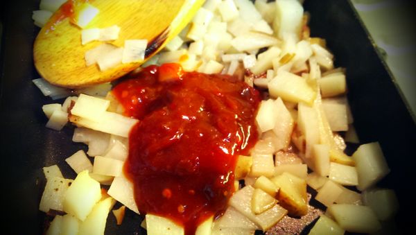 和快易廚麻婆豆腐醬拌炒適時加入少量的水