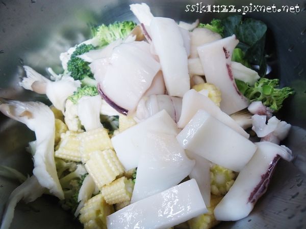 【準備】 將所有食材清洗、退冰、挑揀後，處理成方便入口的大小