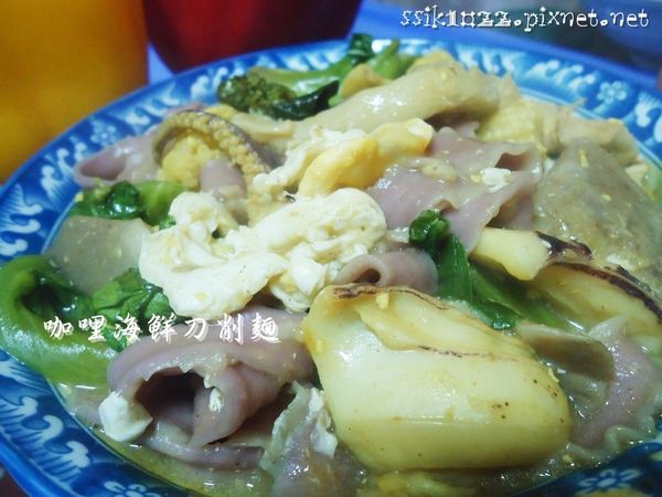 原鍋倒入可果美咖哩火鍋高湯，煮滾後轉小火，將 [耐煮食材] 放進鍋裡煮到染色，再放入 [易熟食材] 和煮好的麵條，都煮熟試過味道就 OK 了 OωO