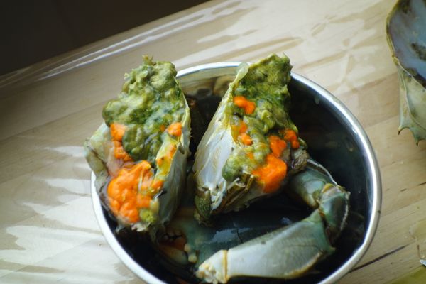 熱鍋混合食用油、麻油爆香薑片（微焦黃）！