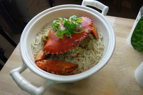 下鍋全部的蟳、米酒,中小火蒸煮蟳肉約10分鐘！