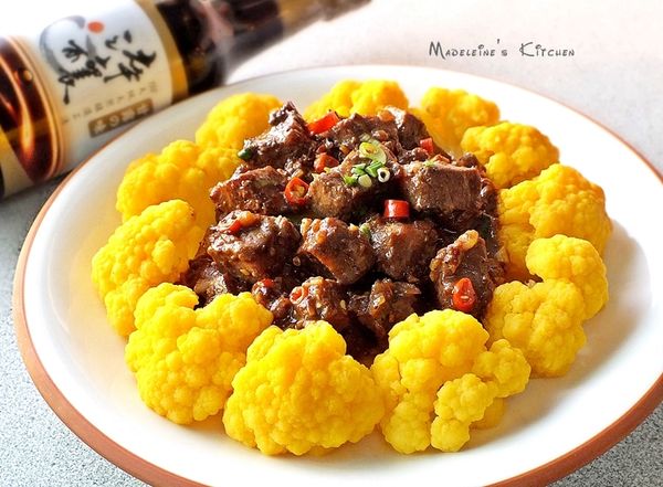 這道香辣骰子牛肉只以純天然釀造的淬釀醬油露來調味~不加鹽巴喔!

(「淬釀醬油露」100%純天然釀造,是不添加防腐劑及味精的高品質醬油,超過150天長時間淬釀出的甘露之味..最能夠完美地呈現紅燒肉的色香味)