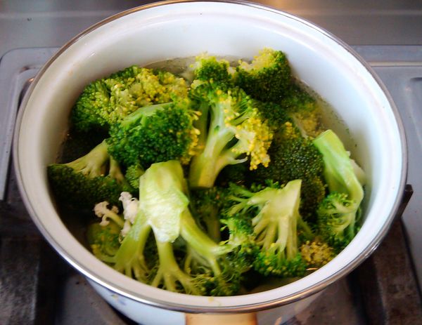 起一鍋熱水將綠花椰菜燙熟備用。