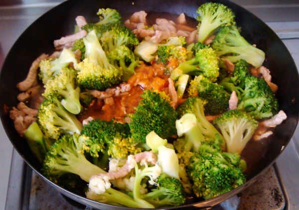 放入燙熟的綠花椰菜和烤鴨醬汁拌炒，不需再加鹽或醬油囉。