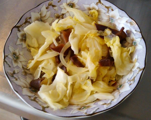 最後倒入用高麗菜舖底的盤子裡面，就可完成上菜囉!一鴨兩吃變身成三吃大成功!