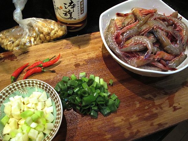 準備材料:蔥切末並將蔥白和蔥綠分開; 蒜頭去膜切末; 蝦子剪去長鬚及剪開後背