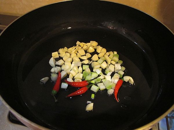 取一平底鍋倒入兩匙油, 放入[爆香材料]小火爆香...