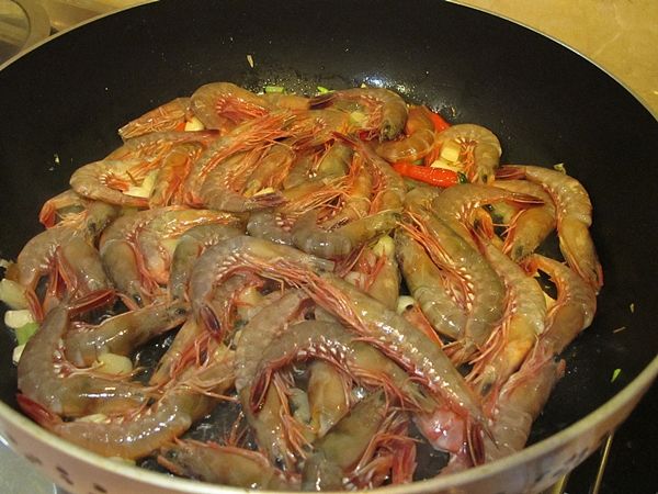 待蒜末呈現透明聞到香氣~即放入蝦子改轉大火...