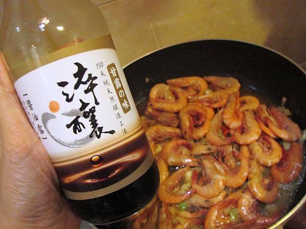 待蝦子由青轉紅身體由直轉曲~即下[調味醬料]...《味全》淬釀甘醇醬油露為100%純天然釀造,不添加防腐劑及味精, 讓我料理好安心! 其經150天長時間釀造工法, 味道甘醇不死鹹, 用在滷、燉、紅燒、沾、淋、都很適合喔!