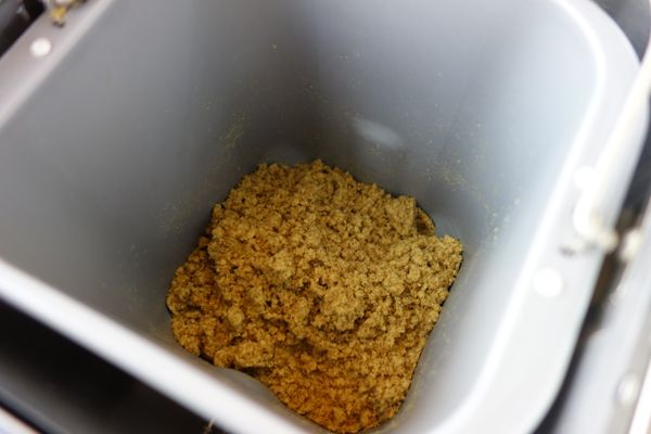 想讓鮪魚盡量乾些，除了用濾網,還有用過濾豆漿的紗布濾鮪魚。