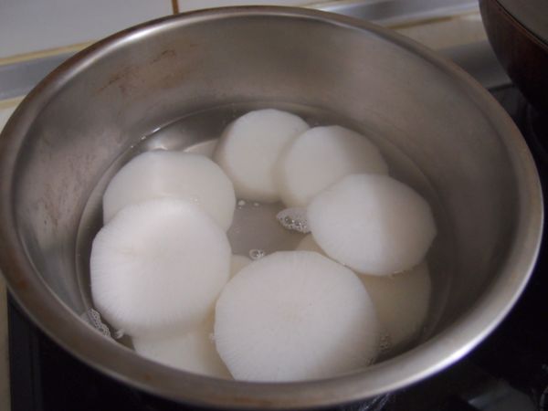 蘿蔔選擇較長型的,削好皮橫切一圈一圈的(約1公分)鍋子注入水煮開