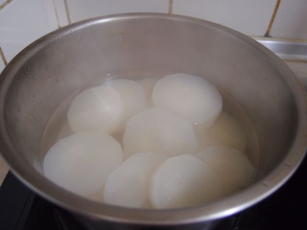 放入蘿蔔圈(水剛好淹蘿蔔)蓋上蓋
子悶煮至熟透(約30分鐘)湯汁剩一半