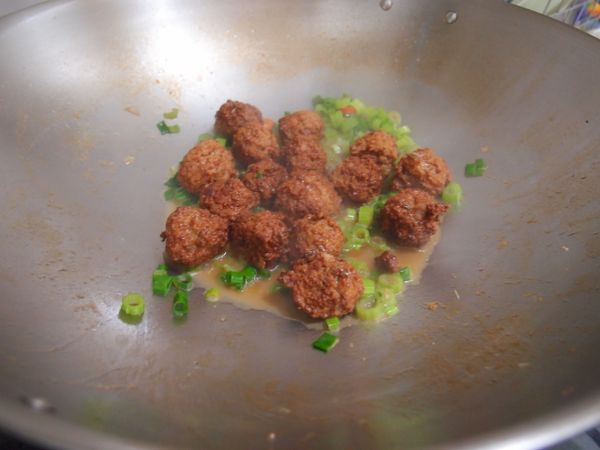 一匙油爆香蔥段,薑片,入川丸子,入醬油露略拌