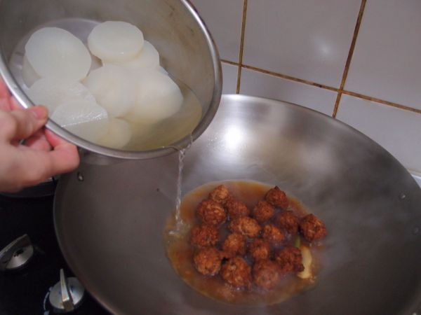 ,隨即倒入蘿蔔和剩餘的湯汁,續煮至丸子軟蘿蔔入味