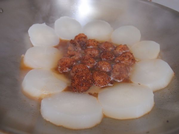 撒下芹菜蔥花辣椒,略拌快速盛盤上桌