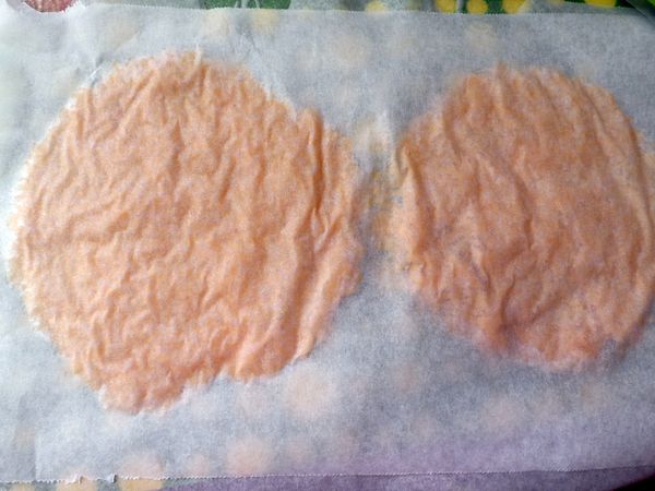 取適當的米飯放置烘培紙上  用桿麵棍來回壓至成圓形

(米飯壓的越細  也烤的越酥脆)