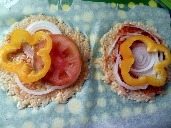 抹上義大利肉醬後  鋪上所有配料