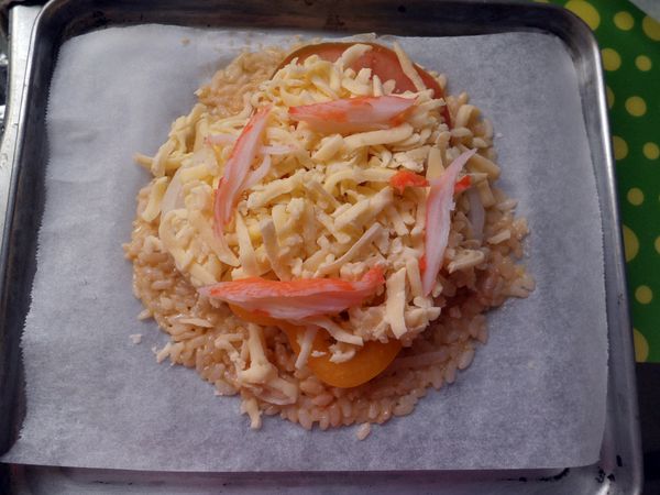 最後灑上乳酪絲後再放上蟳味棒

進烤箱上下火約12分鐘即可~