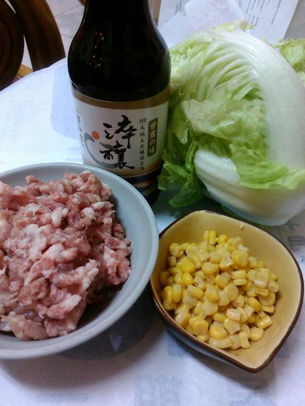 先將絞肉,包心白葉,玉米粒備用