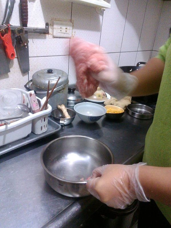 將豬絞肉伴入玉桂粉,沙拉油,太白粉拌勻摔打幾下