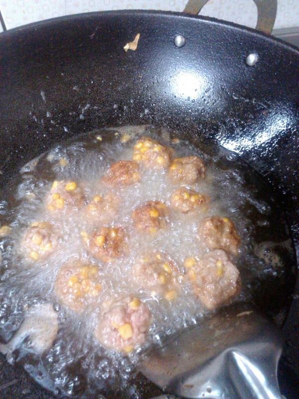 起一個油鍋,大火將(3)玉米球炸約5-8分鐘,七八分熟即可