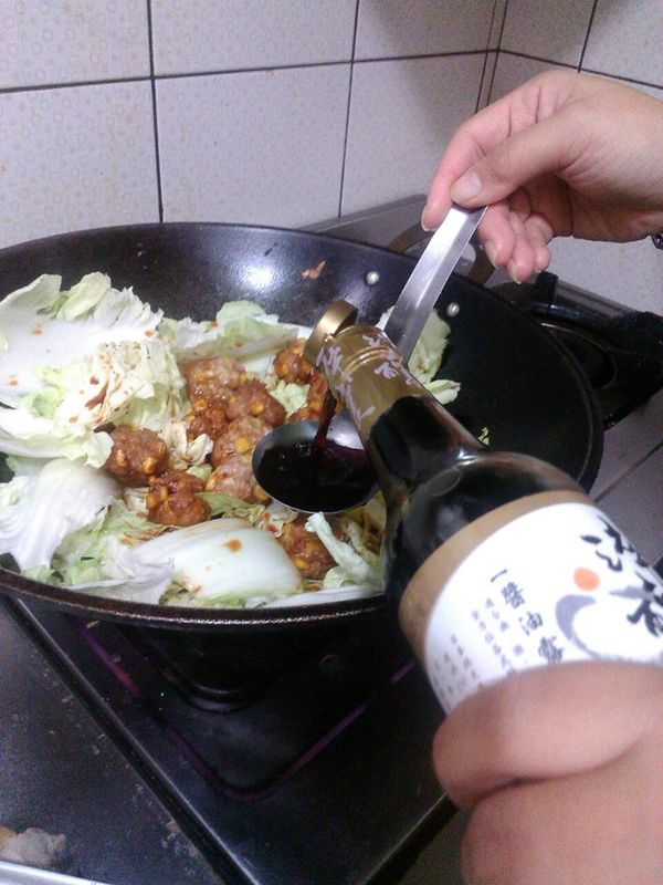 將白菜和獅子頭放入鍋內加入300CC水先大火煮5分鐘在放入淬釀醬油和糖煮均勻