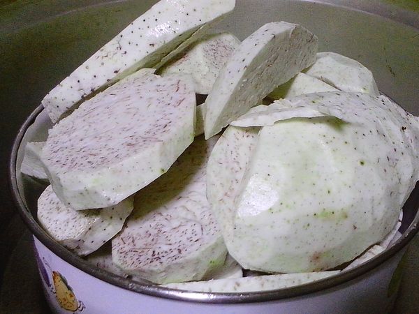 芋頭削皮切片蒸熟,趁熱加入鹽糖壓成泥狀~
