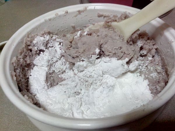 太白粉及沙拉油也加入揉成糰~