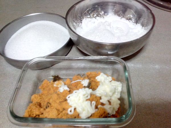 肉鬆和沙拉醬拌勻後,加入一咪咪在芋丸內~(也可換成鹹蛋黃.素鬆)