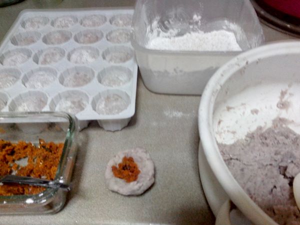 芋丸搓成圓狀滾上薄薄一層太白粉或黑白芝麻~