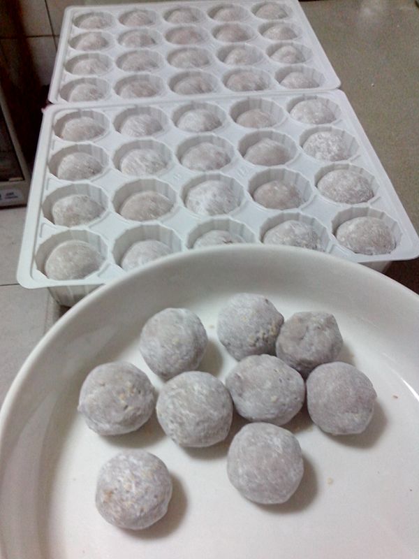 入油鍋炸至金黃(可丟一點芋頭屑)如有很多泡泡,就可入鍋炸了~