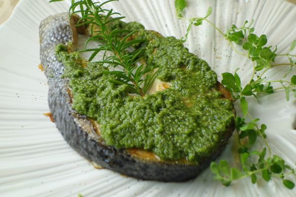 松子先在乾鍋乾炒或烤箱（氣炸鍋）烤到有點微焦後取出放涼。