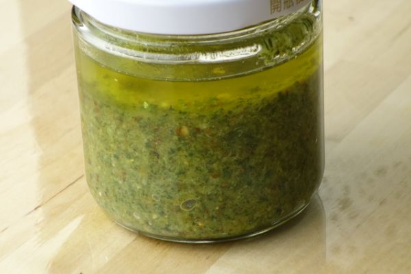 放入所有材料搅打!橄欖油適時調整稠度,控制食物調理機或果汁機，就是打幾下就停一下，重覆這個動作，
直到達到自己要的程度。