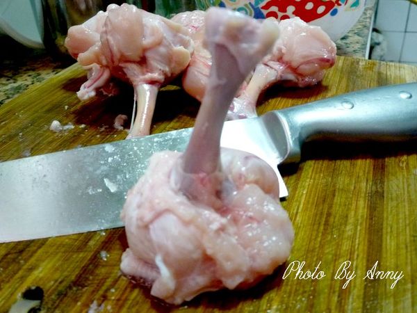 備妥食材後~先將小雞腿沿著骨頭用刀小心剃開至前端，不要切斷，保持骨.肉相連~