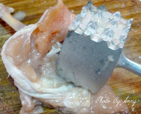 將前端的肉，用肉鎚拍打一下~