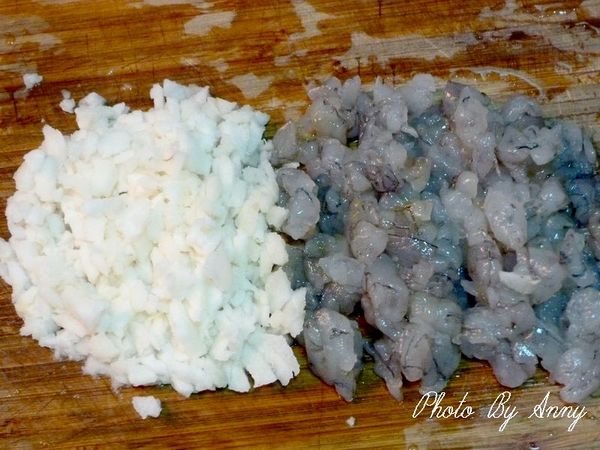 將白蝦洗淨去腸泥.荸薺去皮後，切碎備用~