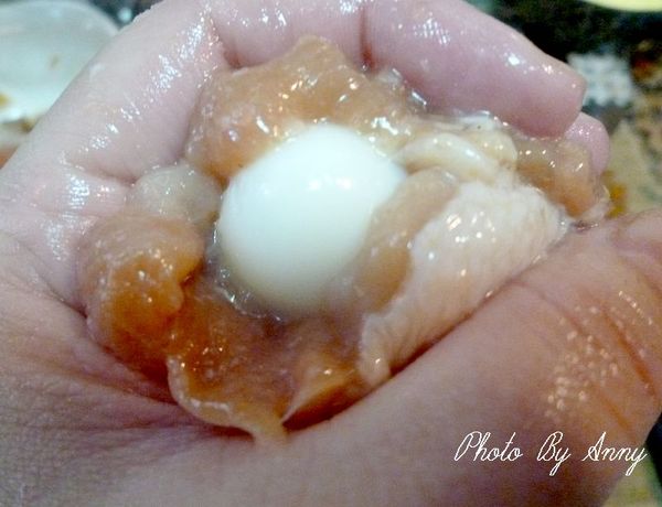 將醃漬好的小雞腿包入一顆鵪鶉蛋~