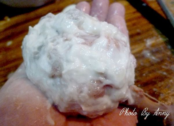 再用拌勻的蝦仁魚漿，包裹在雞腿的外圍~(ps:手上可抹上一層油，較好操作)