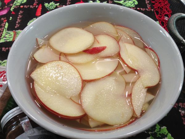 清水加入檸檬汁混合，將蘋果片放入浸泡10分鐘防氧化。