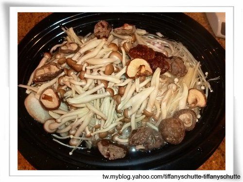 把全雞洗乾淨稍微瀝乾水分,拿出我的慢燉鍋準備;把菇類全部清洗乾淨備用(乾香菇除外等會直接放)蒜頭去皮,塞進雞肚裡再用牙籤把雞屁股封好把所有食材放進慢燉鍋中,再加水到滿我設定高溫4個小時(我的燉鍋很慢)
