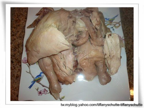 打開鍋蓋檢查肉熟了沒,我試著把整隻雞移出燉鍋結果~雞已經燉到超嫩分屍了