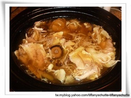 我把雞肉和骨分離把肉放回鍋裡;這樣就不用沾手啃骨頭了!!我只能說雞和菇一起真的是很棒的組合,還有蒜頭煮得好軟連我兒子都吃ㄝ,我老公更是一碗接一碗的喝~