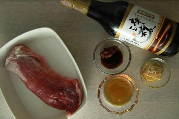 利用牙籤將里肌肉稍為戳一下讓醃料能入味。