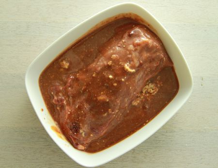 將豆腐乳、紹興酒、淬釀醬油、紅糟醬、蕃茄醬拌勻後，將里肌肉塗滿醃料後放入冰箱醃漬1天入味。