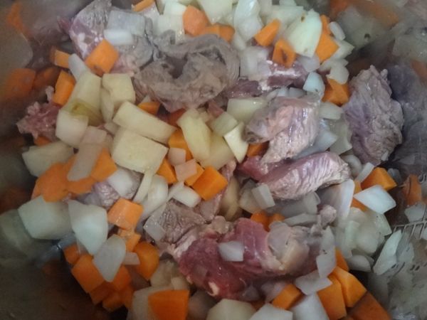 把所有的食材切成小丁,先在加少許的油把牛肉煎一下後放入/迷迭香/月桂葉/洋蔥/胡蘿蔔/西洋芹炒香後放入蕃茄泥加入紅酒/鹽稍煮滾後裝入壓力鍋煮即可