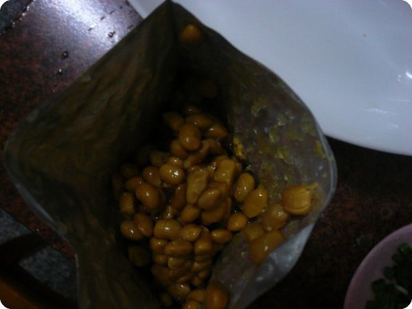 打開耕本食源- 有機熟成黃豆包裝。