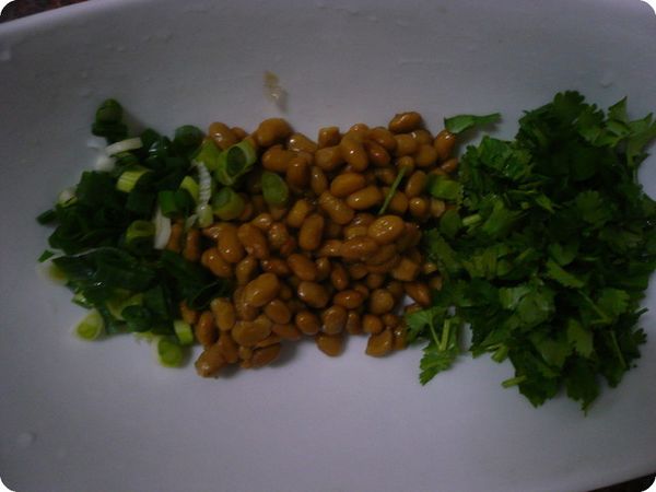 將蔥洗淨切末；香菜洗淨切末，淋上醬油膏和麻油，把它把全數拌在一起，完成！