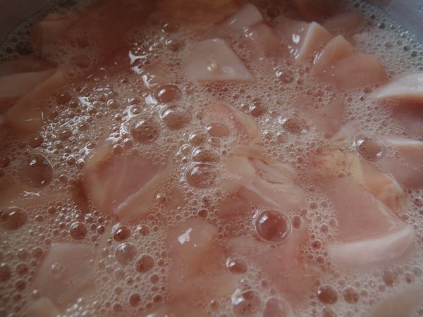 將雞胸肉與[醃料]混勻，
放在冰箱醃1小時。
(雞胸肉用蛋清和酒醃一醃，
會變軟嫩喔!)