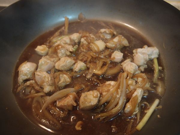 將醃好的雞肉入鍋煨煮至熟。