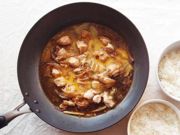 將蛋液倒入鍋中，煮至喜愛的熟度。